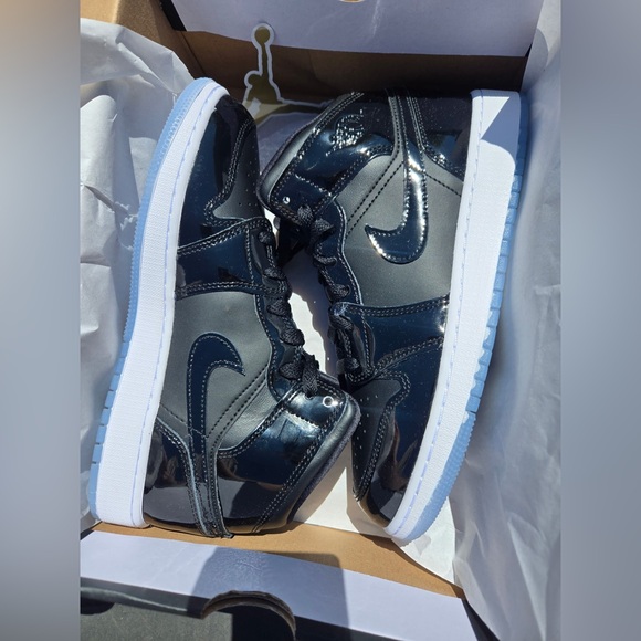 Air Jordan 1 MID SE (GS) Size 6.5Y/ W 8 New - Picture 4 of 4